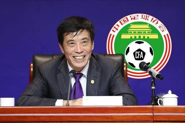 本次主海报由吴群先生带领团队设计，将“天外有天”的深意藏于雨燕振翅飞向天坛的构图之中。