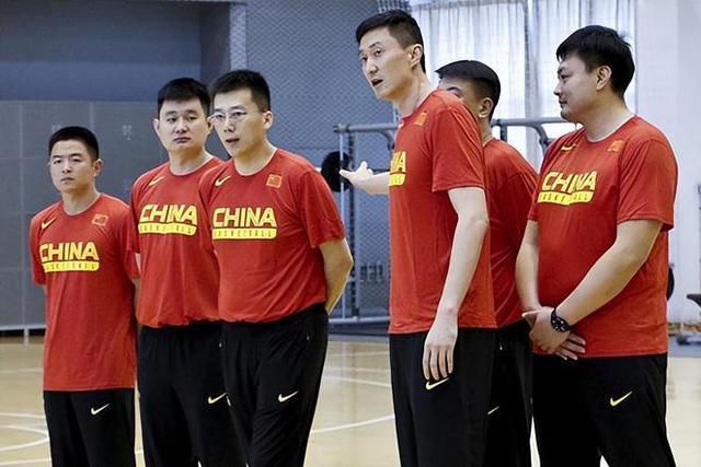 殷桃饰演的妈妈则是这个家庭的“压舱石”。